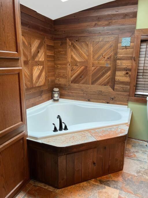 Rockbridge Hocking Hills Cabin-Private Hot Tub, Hiking, Cavesヴィラ エクステリア 写真